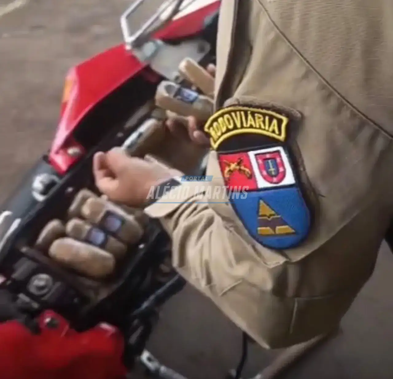 Homem é preso com cerca de 10 kg de haxixe escondidos em motocicleta na PR-323 em Doutor Camargo