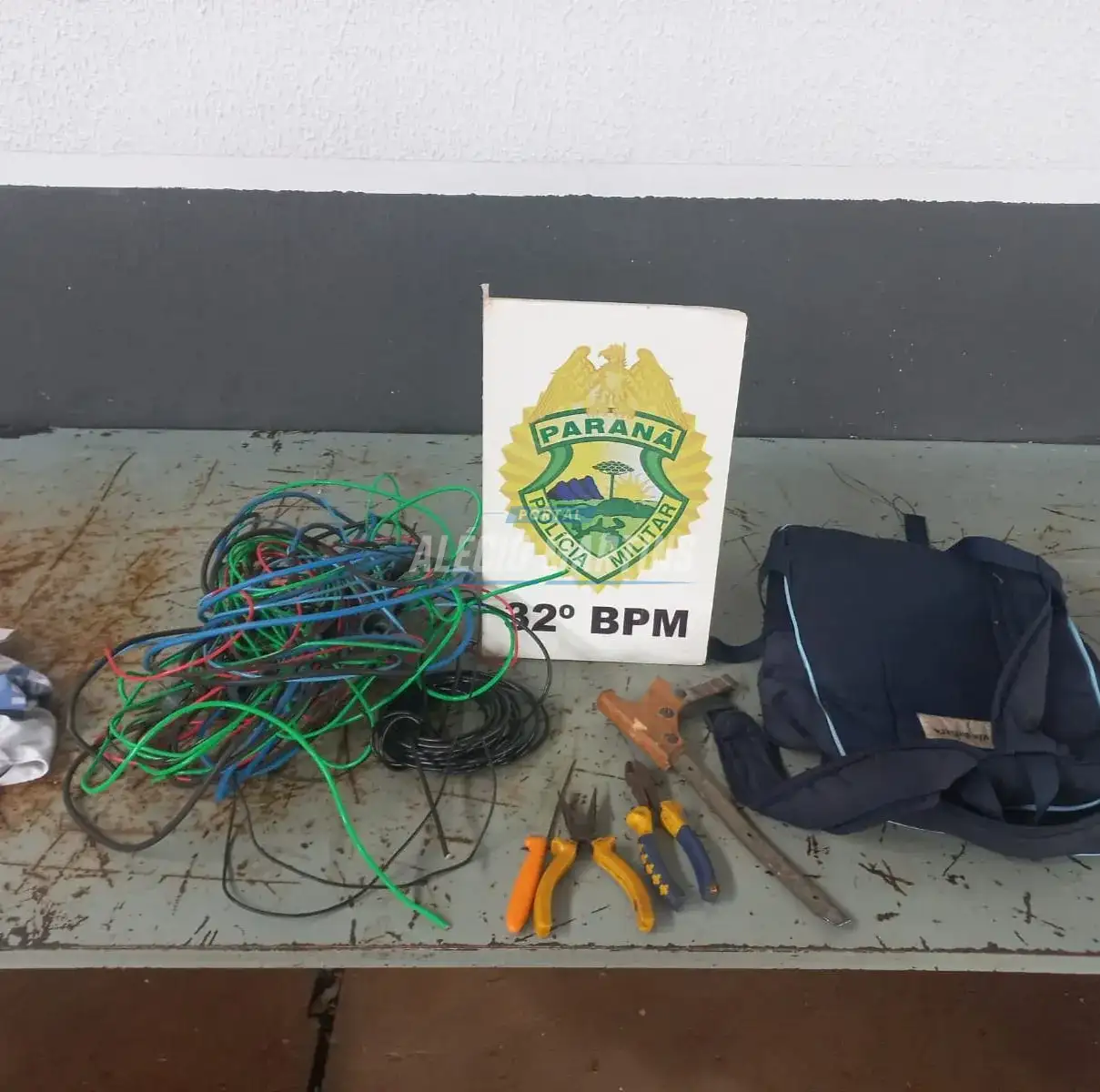 Furto em plena luz do dia: polícia militar prende em flagrante ladrão furtando fios de energia em Paiçandu