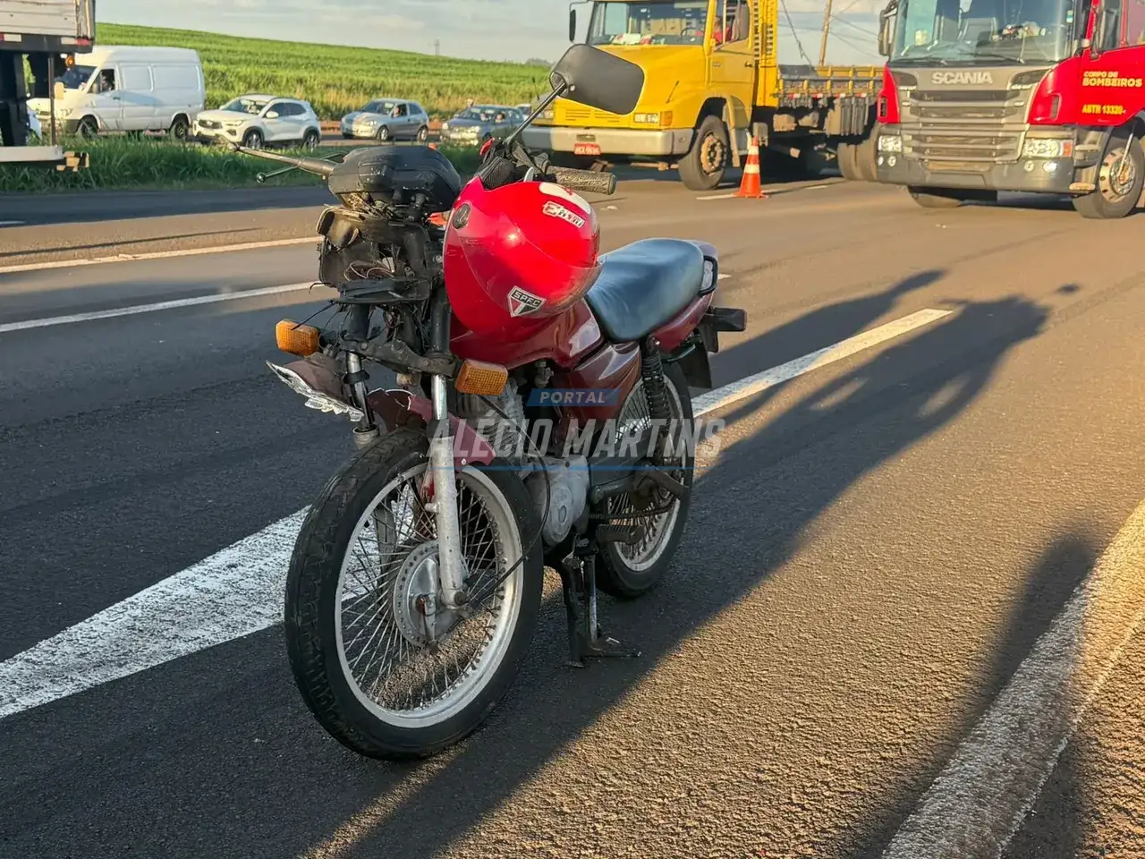 Engavetamento envolvendo cinco veículos deixa motociclista ferido na PR-323, entre Maringá e Paiçandu