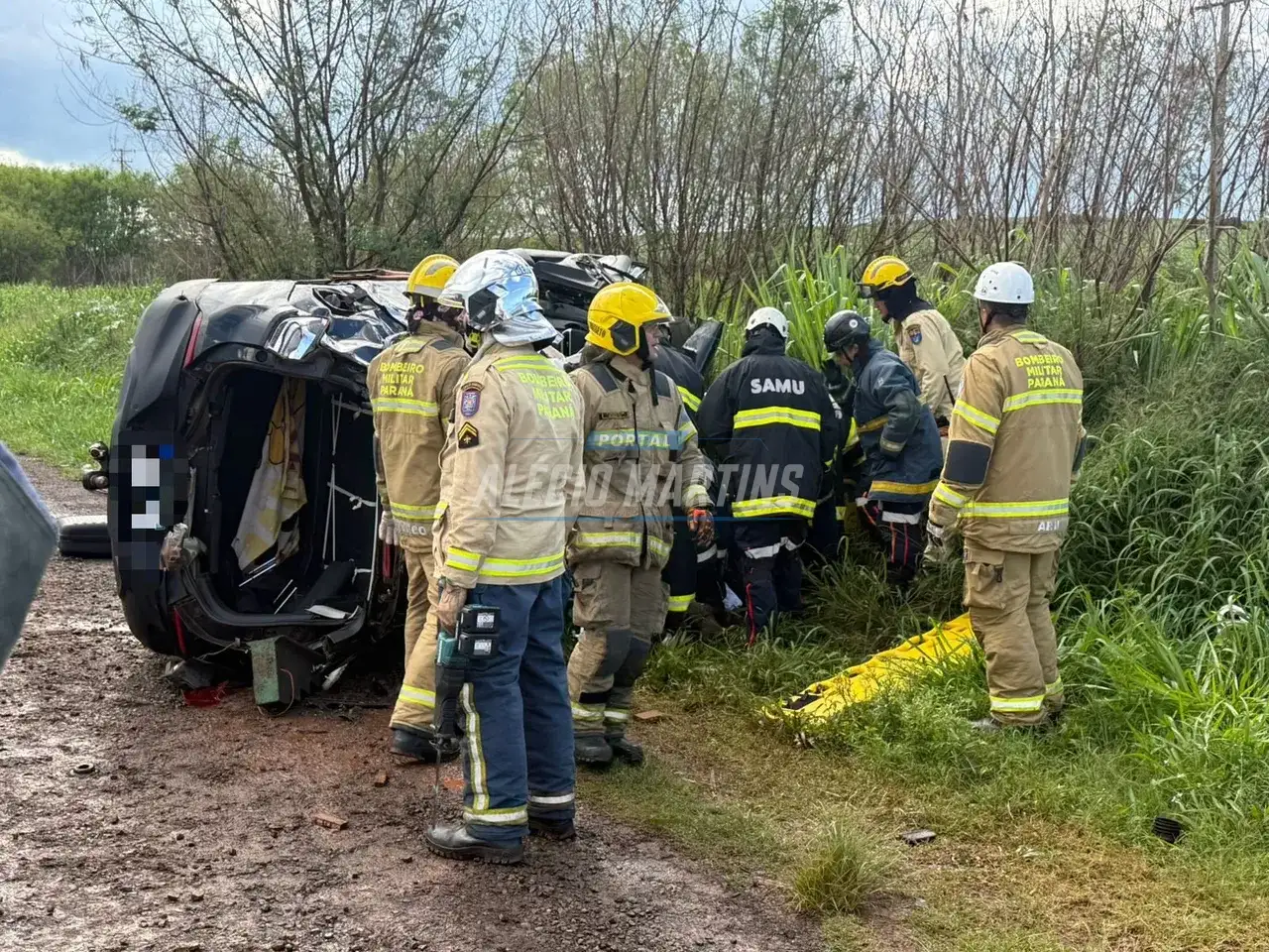 Casal fica ferido após capotamento na PR-323 entre Paiçandu e Água Boa