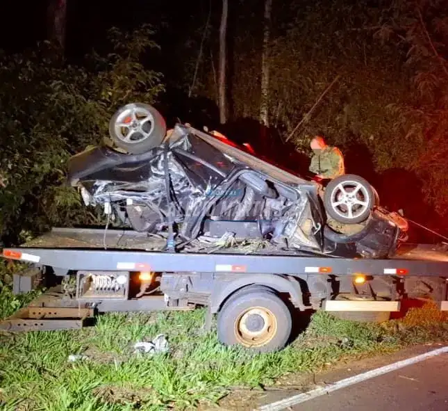 Carro com placas de Paiçandu capota durante fuga da polícia e motorista fica gravemente ferido na PR-323