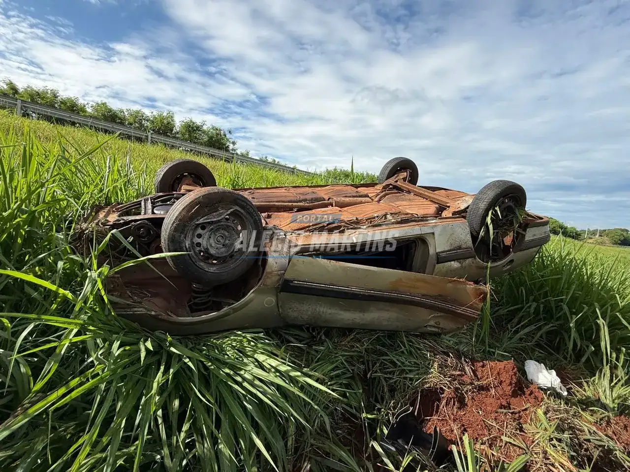 Dois veículos capotam simultaneamente na rodovia entre Paiçandu e Água Boa. Um motorista foi socorrido em estado grave