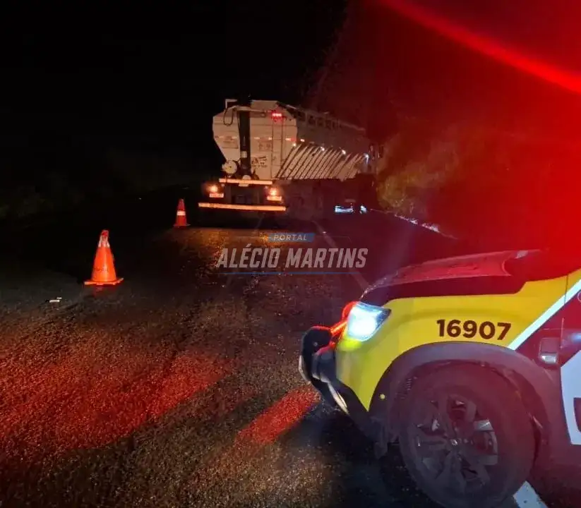 Colisão traseira entre caminhões deixa motorista ferido na PR-323 em Paiçandu
