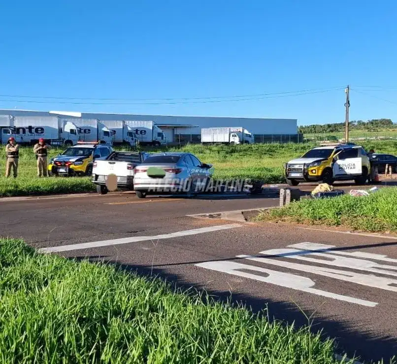 Colisão entre caminhonete e carro deixa quatro pessoas feridas na PR-323