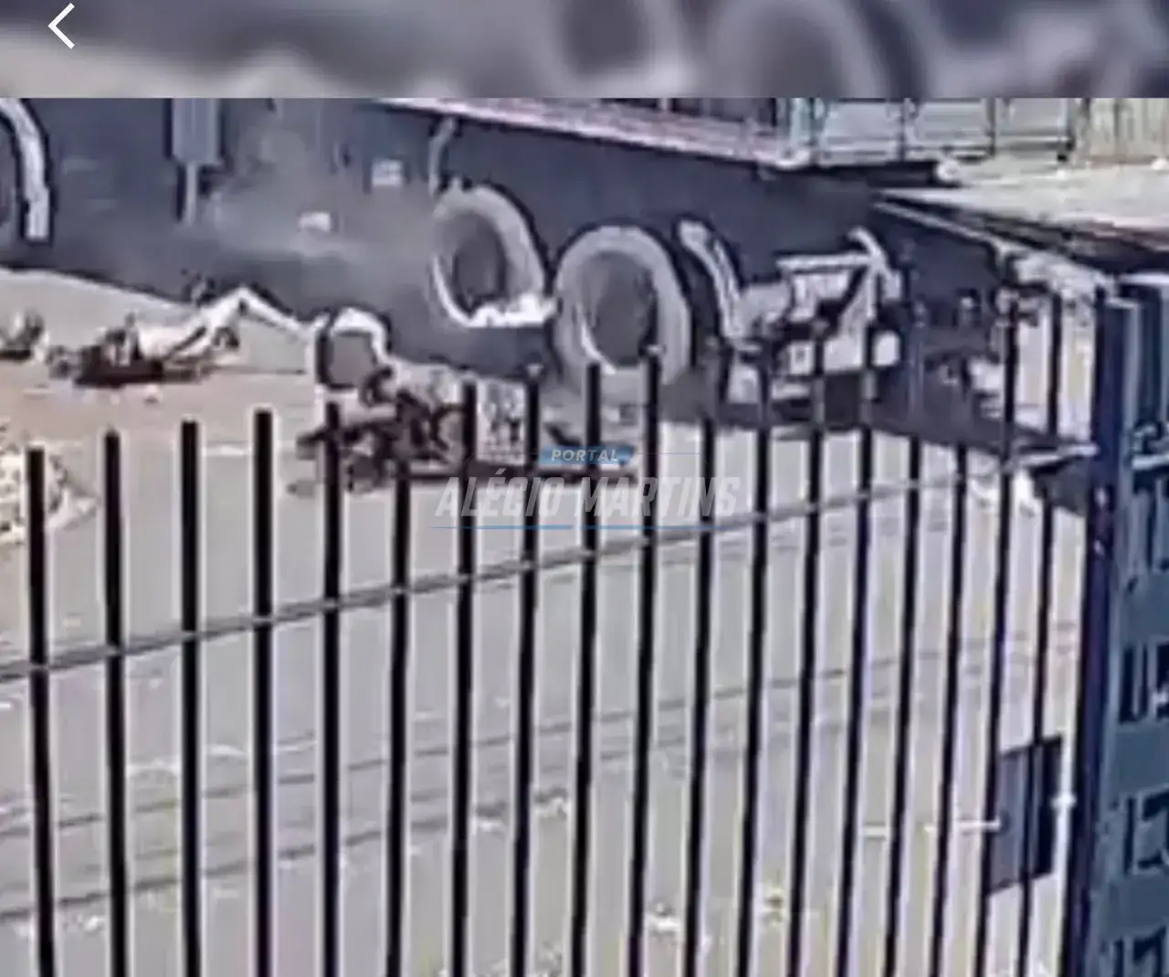 Imagens impressionantes mostram motociclista escapando por pouco de ser atropelada por carreta em Paiçandu