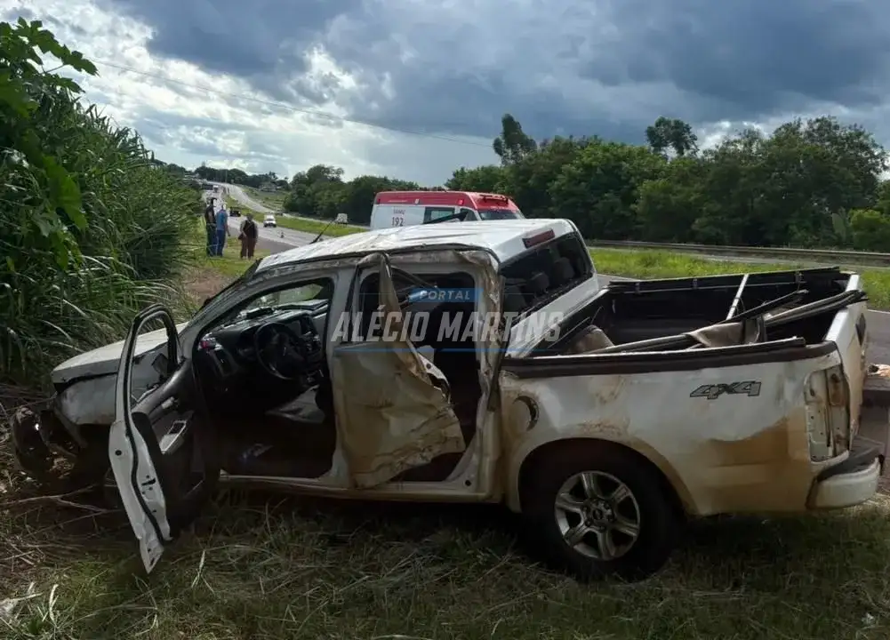 Camionete capota após pneu estourar na rodovia entre Paiçandu e Água Boa. Motorista foi socorrido consciente