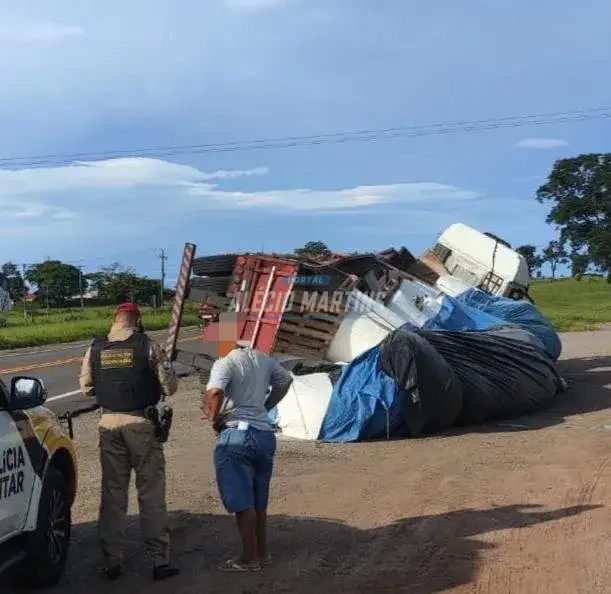Carreta com carga de amido de mandioca tomba na PR-323