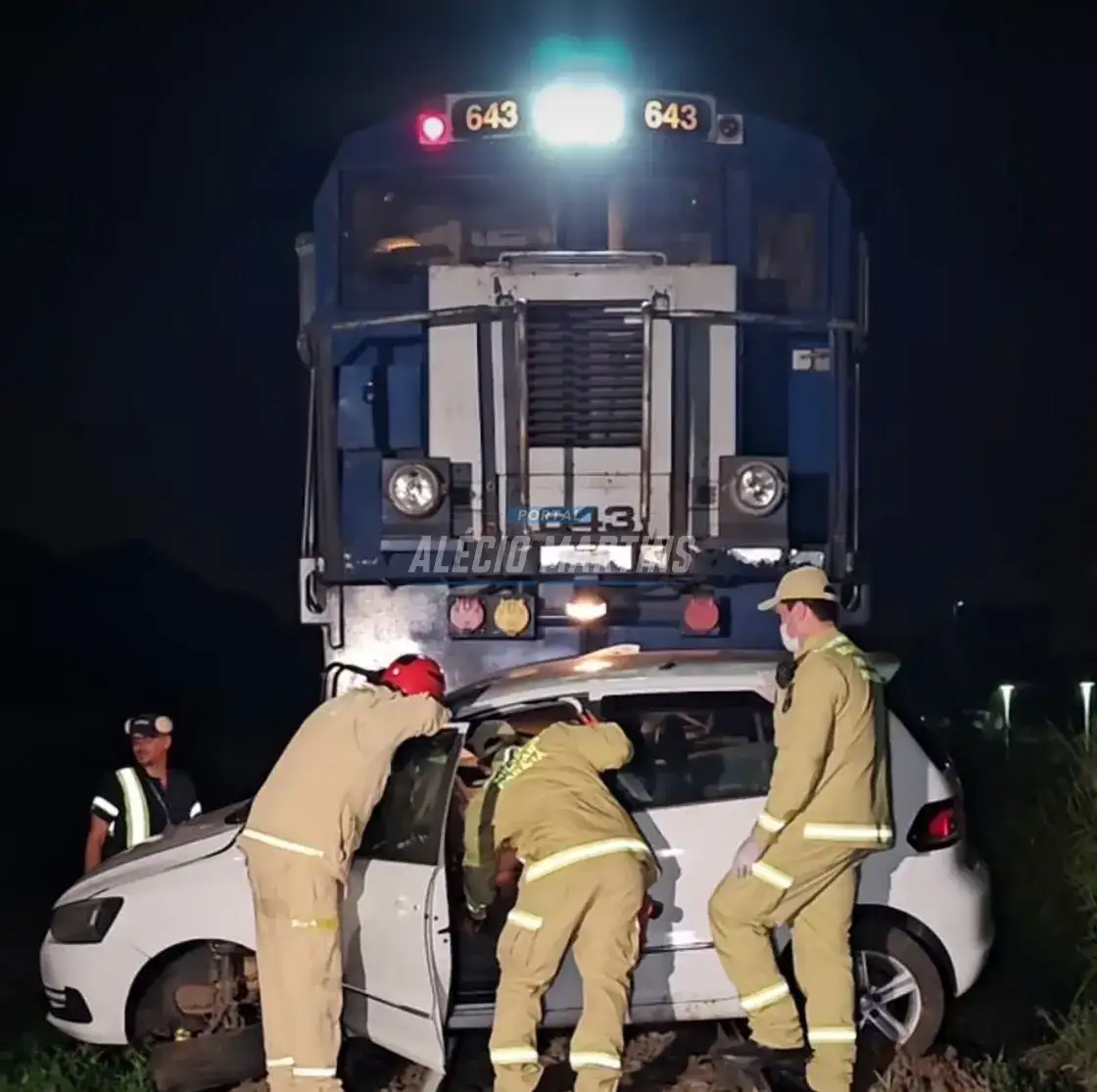 Duas pessoas ficam feridas após carro ser arrastado por cerca de 200 metros após colisão com trem, em Sarandi