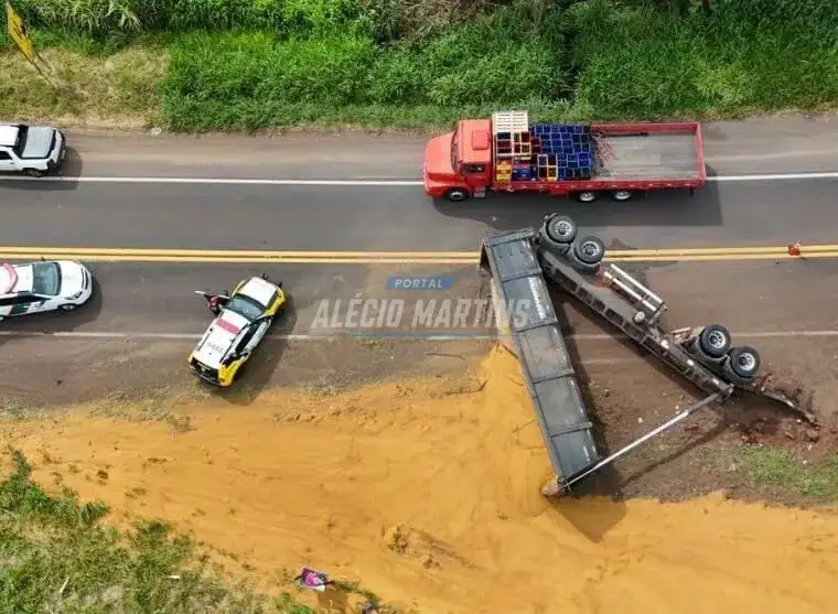 Rompimento de reboque provoca tombamento de carga na PR-323