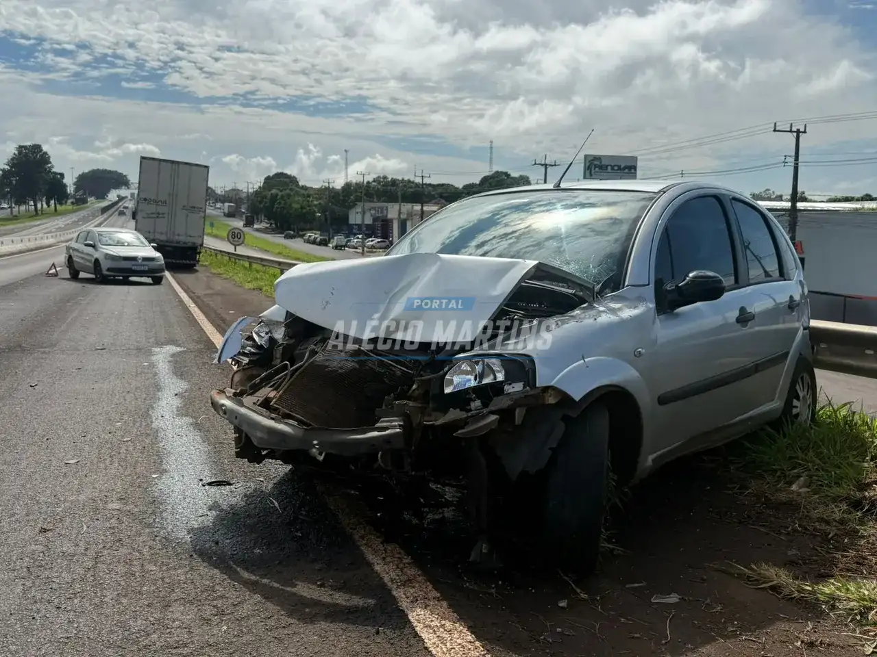 Acidente envolvendo três veículos é registrado na PR-323 em Paiçandu