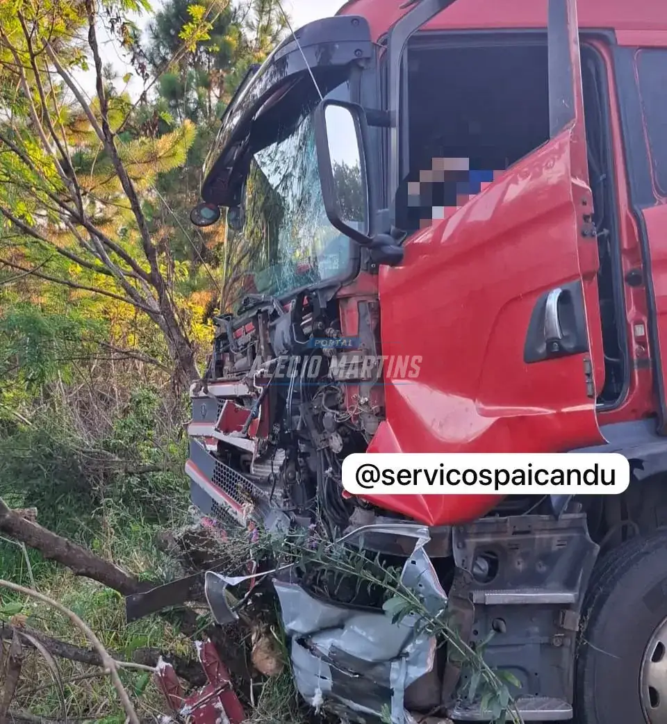 Colisão envolvendo dois carros e caminhão deixa feridos na PR-323