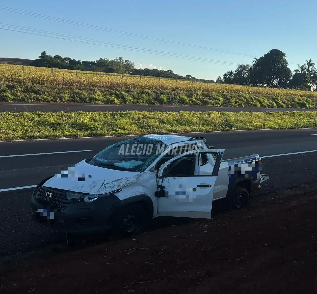 Motorista sai ileso após capotamento na PR-323 entre Doutor Camargo e o rio Ivaí
