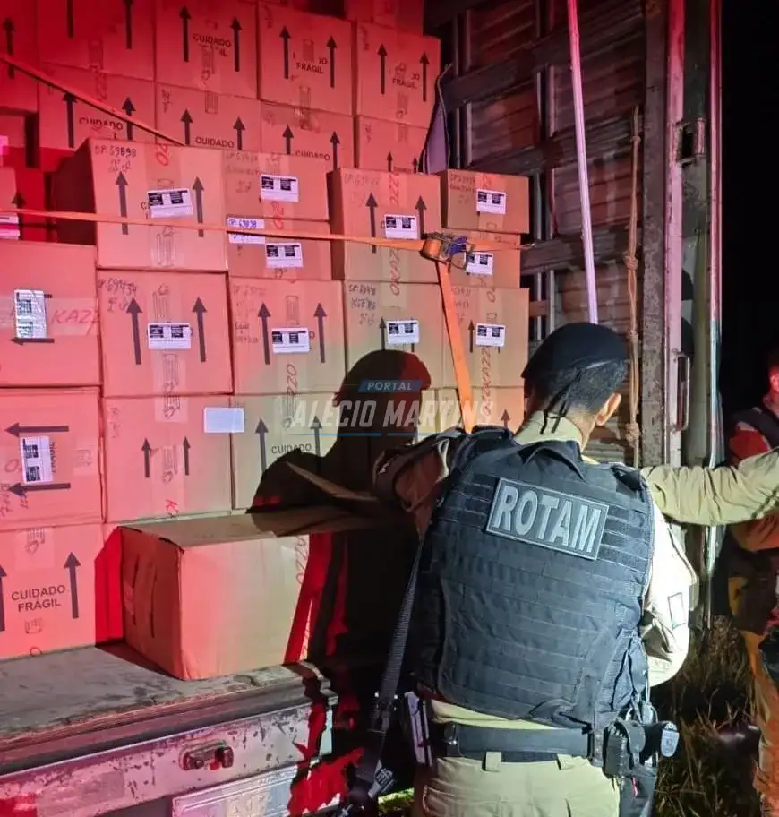 Polícia Militar recupera caminhão com carga de roupas avaliada em meio milhão que foi roubado na rodovia emÁgua Boa, um suspeito foi preso.