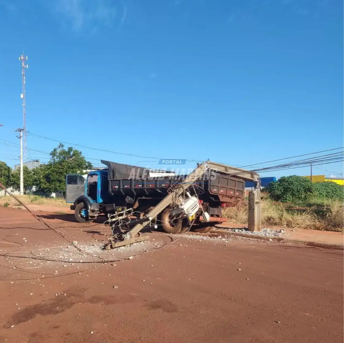 Motorista perde o controle de caminhão, derruba postes e deixa Jardim Bela Vista 2 e outros bairros sem energia em Paiçandu