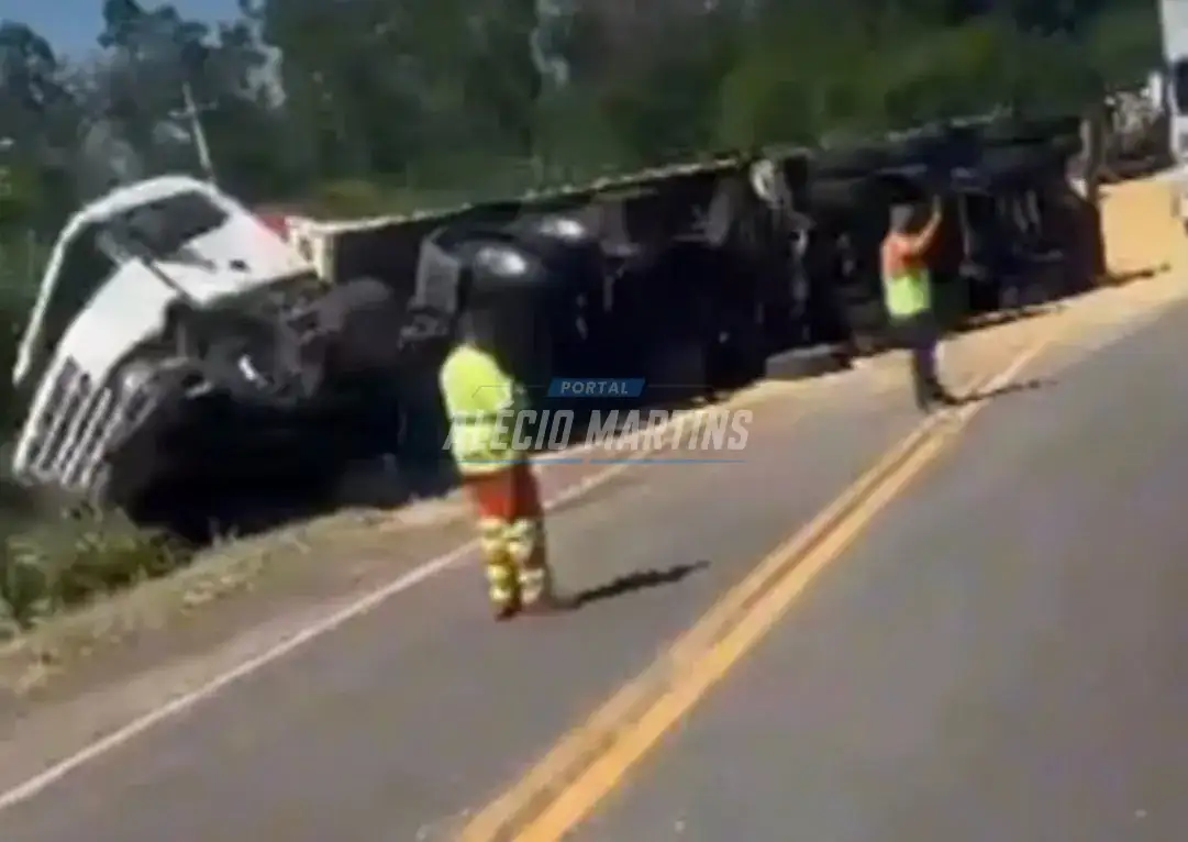 Motorista sai ileso após carreta tombar na PR-323
