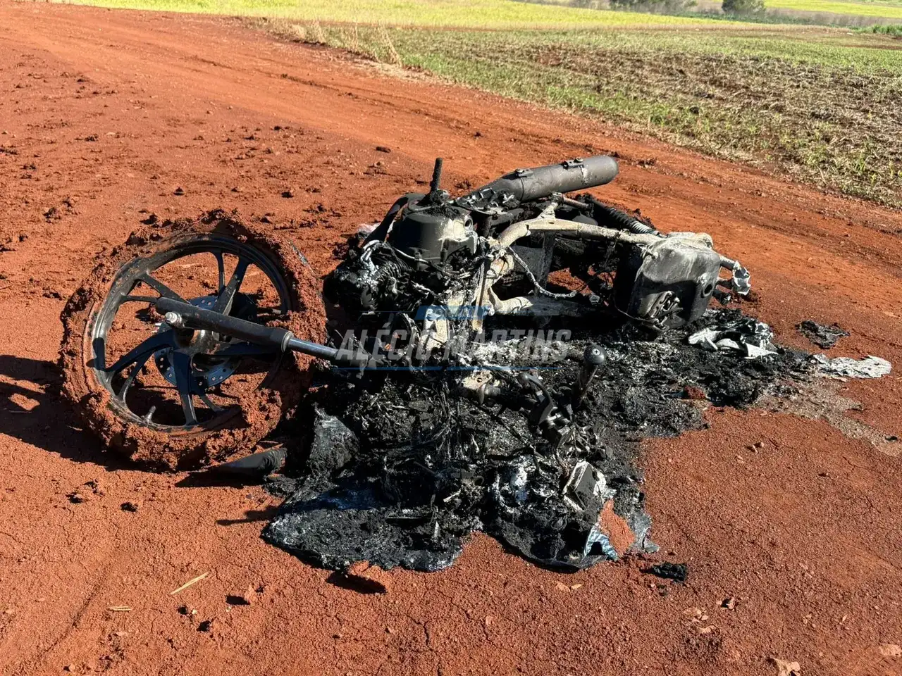 Moto destruída e queimada é encontrada em área rural de Paiçandu; polícia apura possível ligação com homicídio