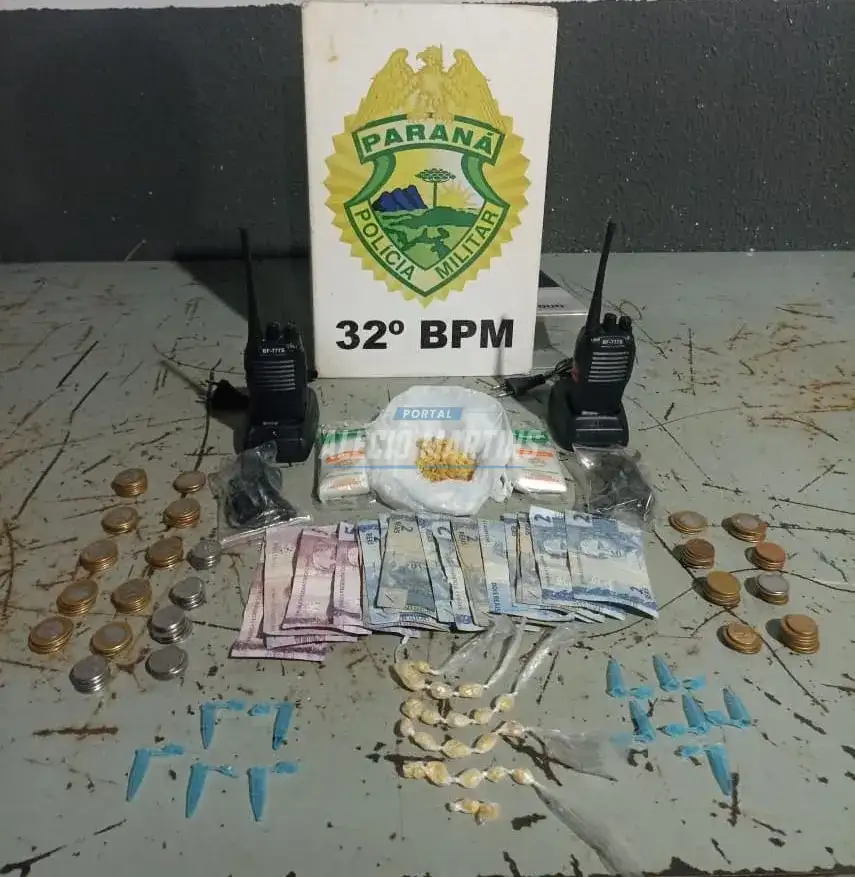 Polícia militar apreende drogas, rádios comunicadores e dinheiro após denúncia em Floresta