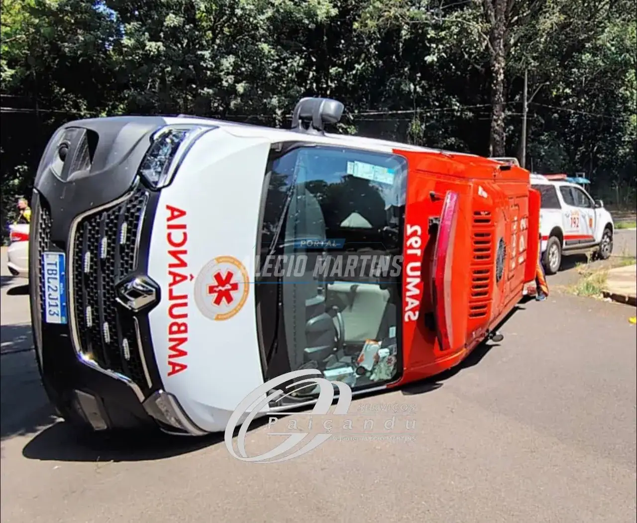 Ambulância do SAMU tomba após colisão enquanto transportava paciente de Paiçandu em Maringá