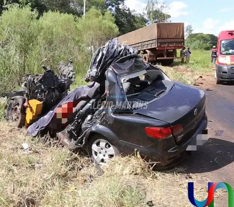 Colisão frontal entre carro e carreta deixa dois mortos na PR-323 na tarde desta sexta-feira