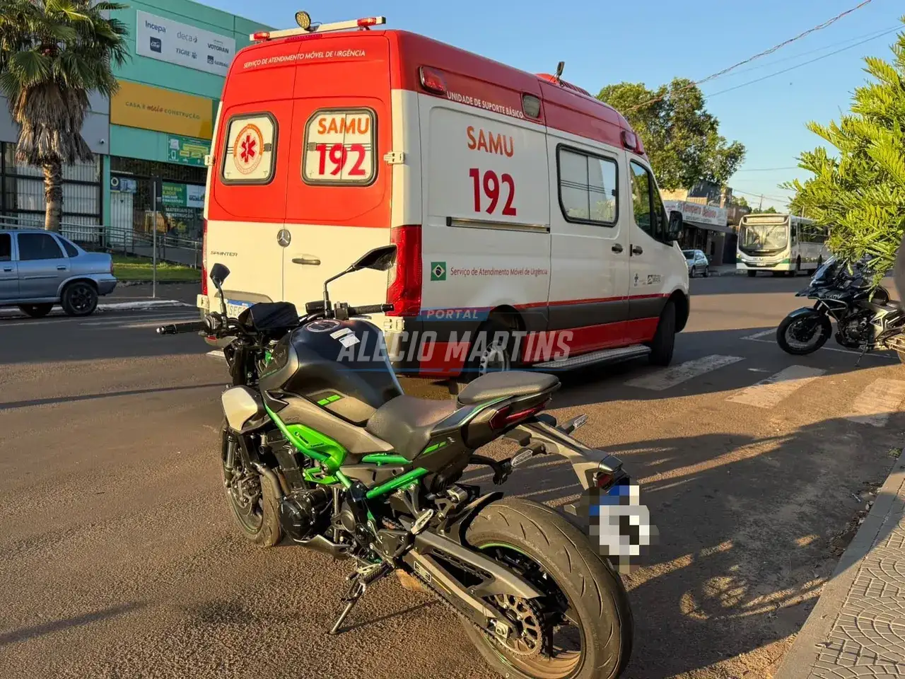 Motociclista fica ferida após colisão entre carro e moto na Avenida Ivaí