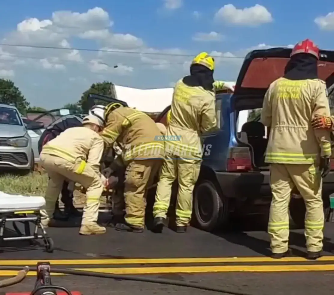 Motorista cruza rodovia e provoca acidente na PR-323 - duas pessoas ficam feridas.