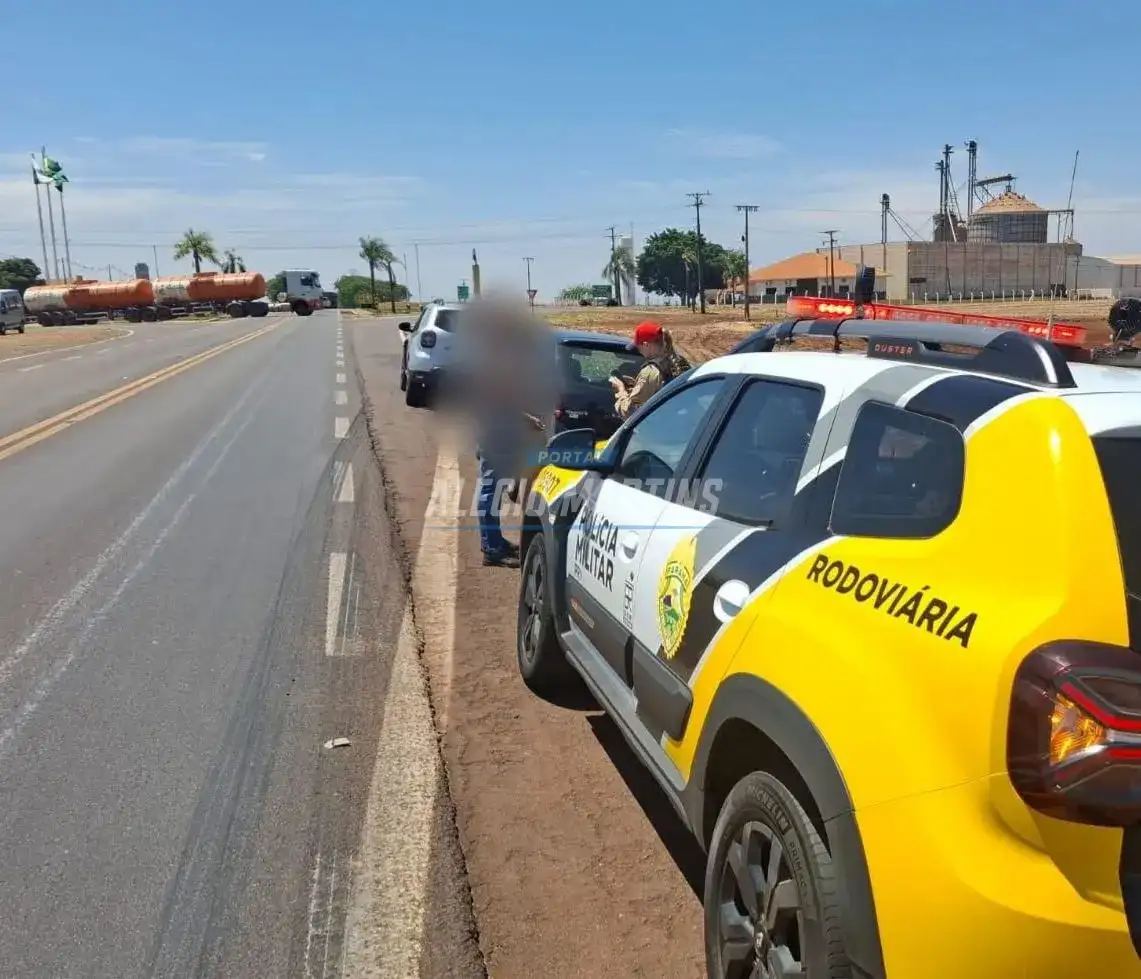 Motoristas saem ilesos após colisão traseira entre dois carros na PR-323