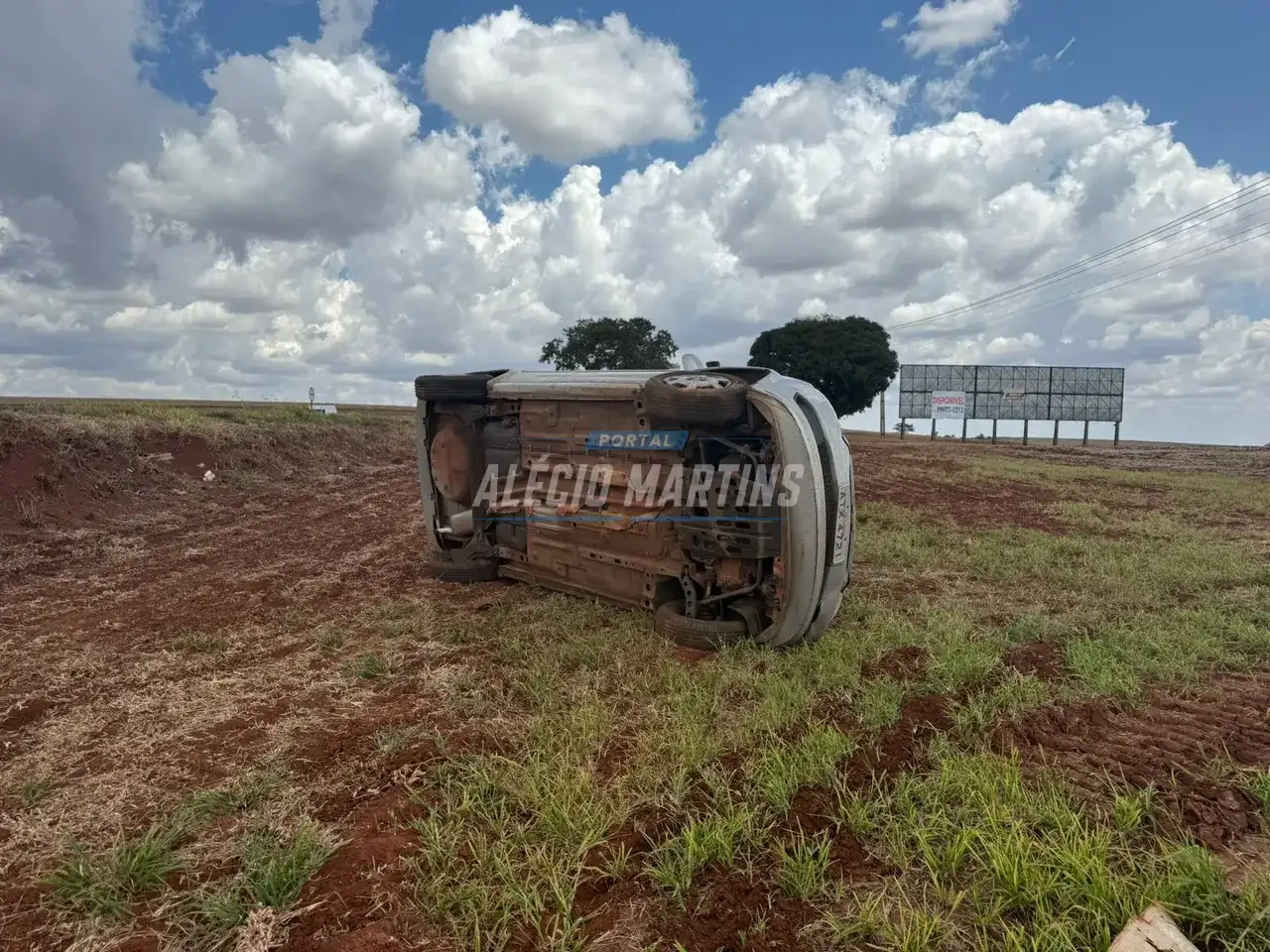 Motorista perde controle da direção e carro capota na PR-323 entre Paiçandu e Água Boa