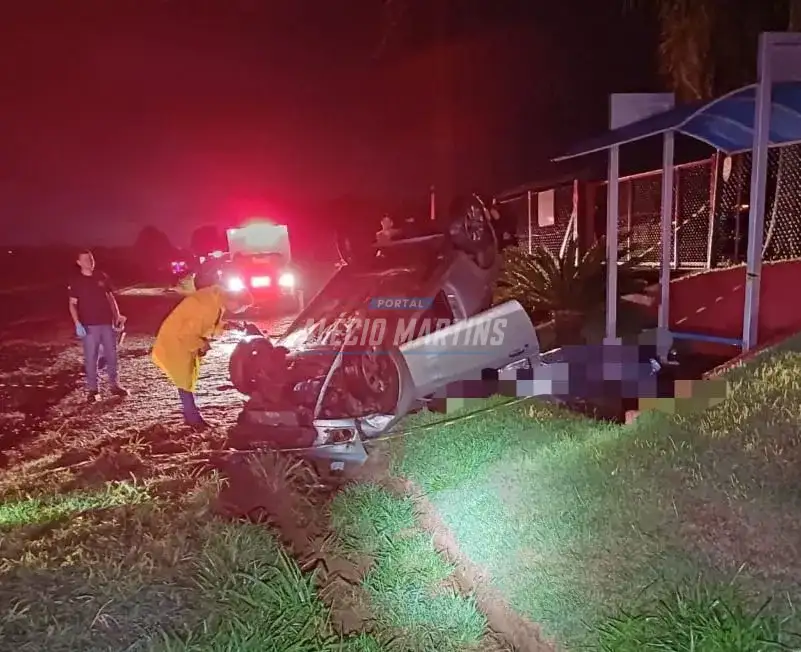 Pai morre e filho fica ferido após carro capotar ao atropelar capivara na rodovia entre Maringá e Iguatemi