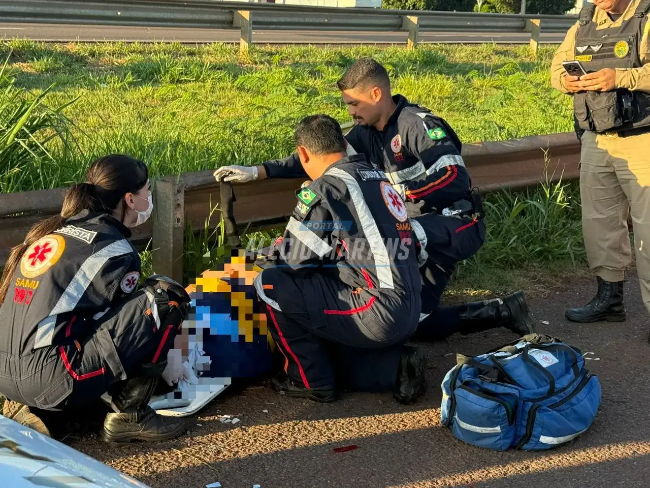 Pai e filho ficam feridos após moto bater na traseira de carro na marginal da rodovia, em Paiçandu