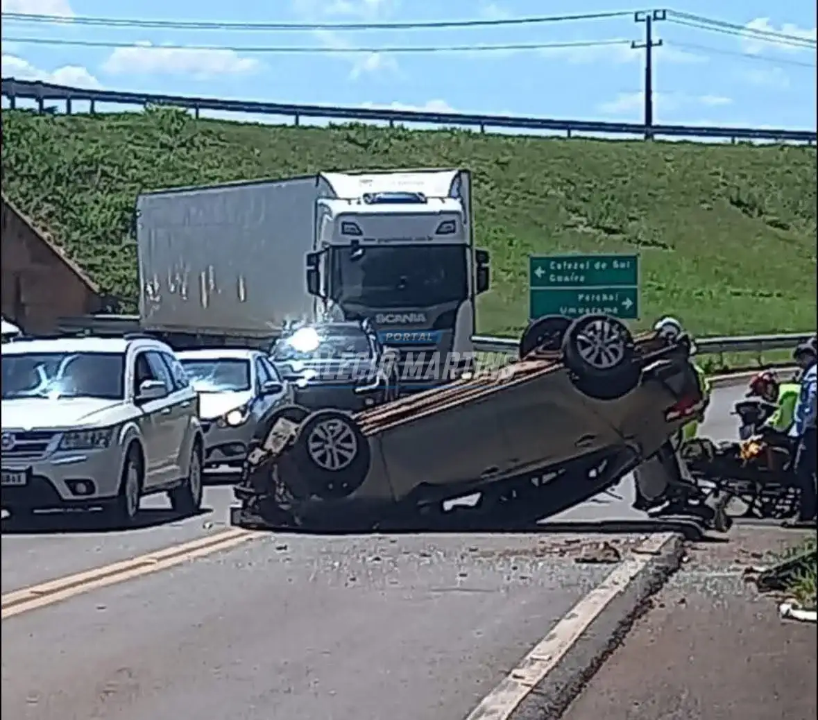 Mulher fica ferida após capotamento na PR-323 na manhã desta segunda-feira