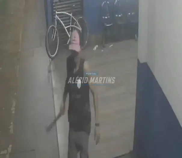Vandalismo e Ameaça: meliante é flagrado ameaçando passageiros e furtando câmeras em terminal de Paiçandu