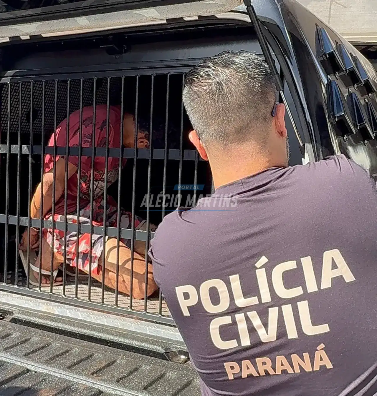 Homem é preso após ameaçar pessoas com facão, furtar e vandalizar terminal de Paiçandu