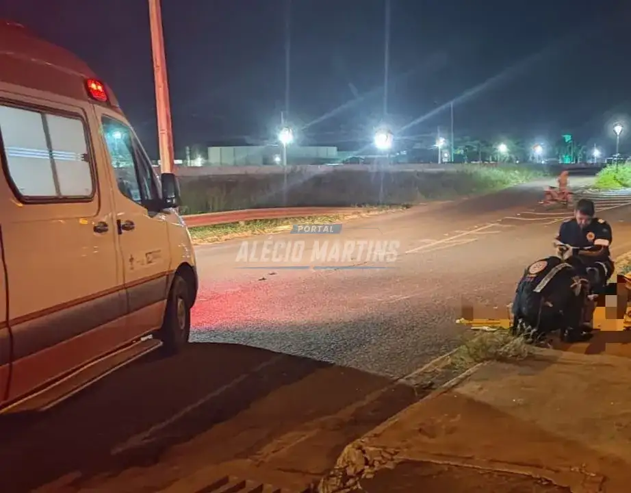 Adolescente pilotando moto na contramão sofre queda e por pouco não é atropelado por caminhão em Paiçandu