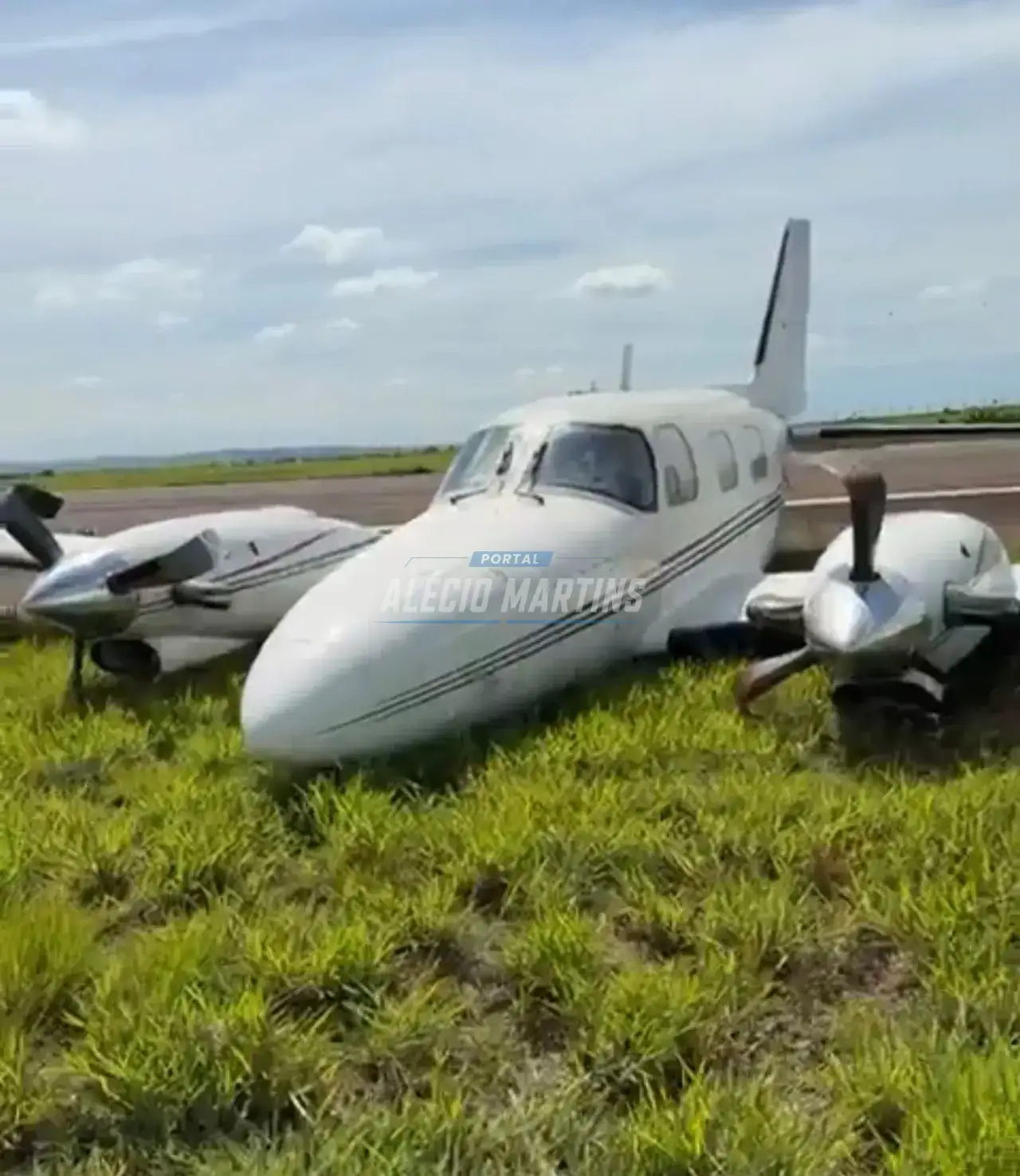 Avião faz pouso forçado e sai da pista no aeroporto de Maringá