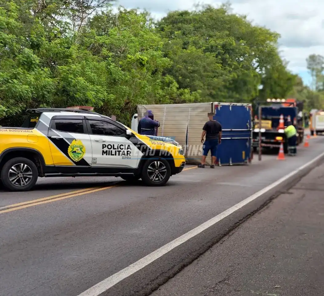 Motorista perde o controle e caminhão tomba na PR-323