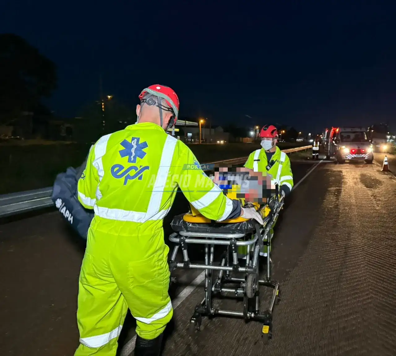 Pai e filha ficam feridos após queda de moto na PR-323, em Paiçandu