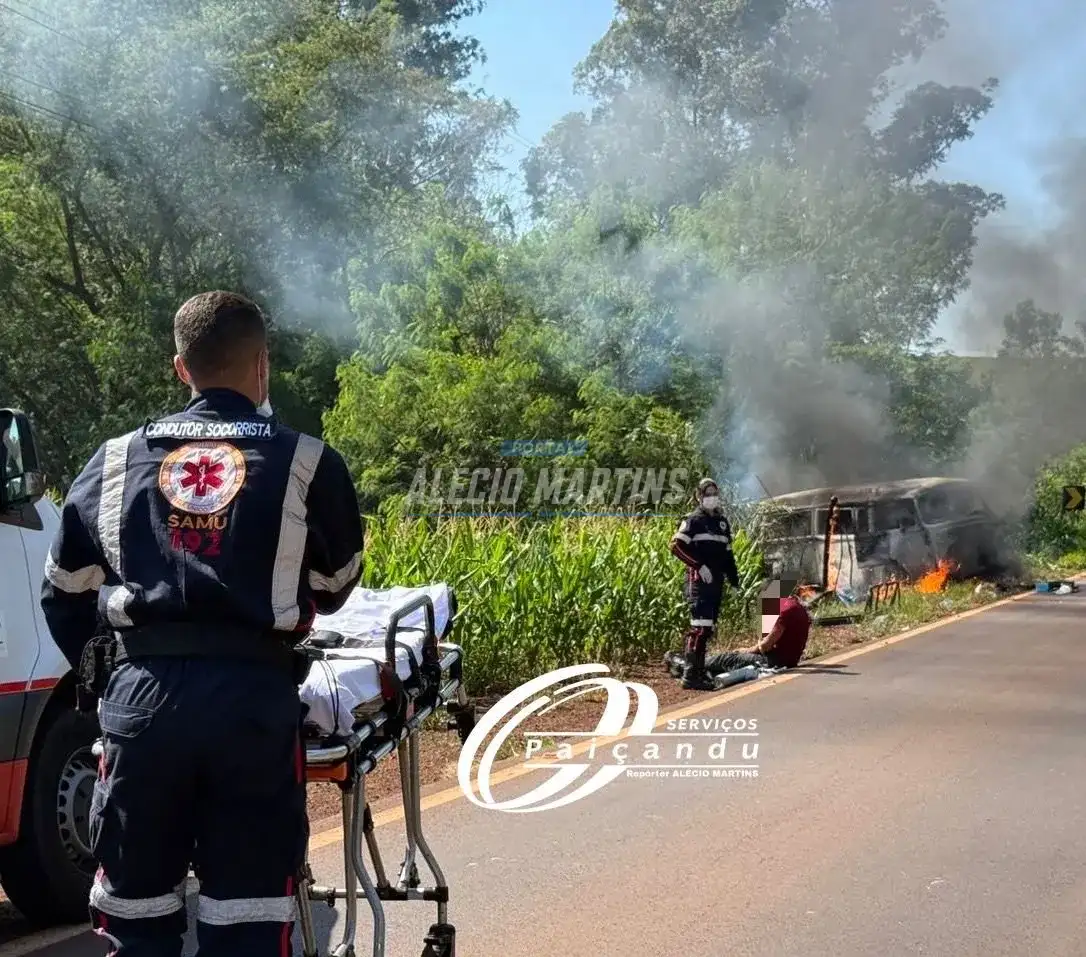 Motorista fica ferido após Kombi estourar o pneu, e na sequência capotar e pegar fogo na rodovia entre Floresta e Itambé