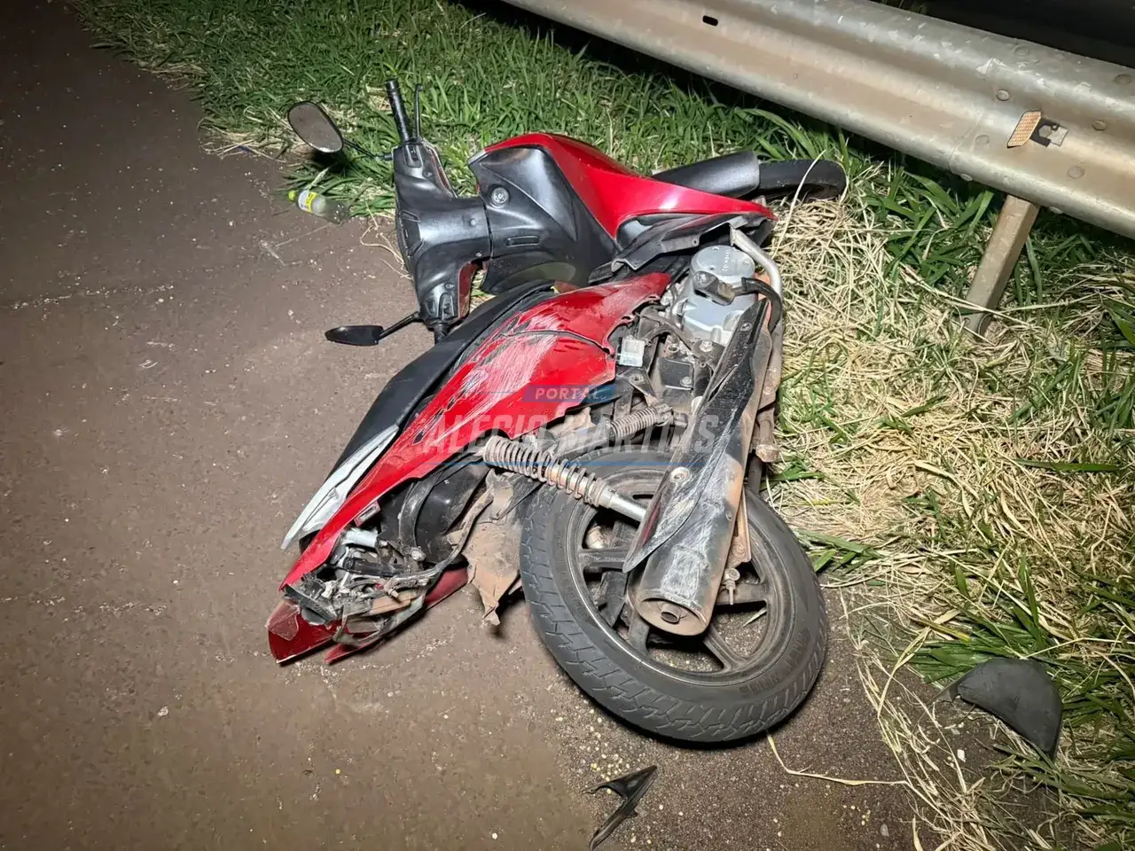 Nasceu de novo: casal escapa por pouco de ser atropelado por carreta após queda de moto na rodovia em Paiçandu