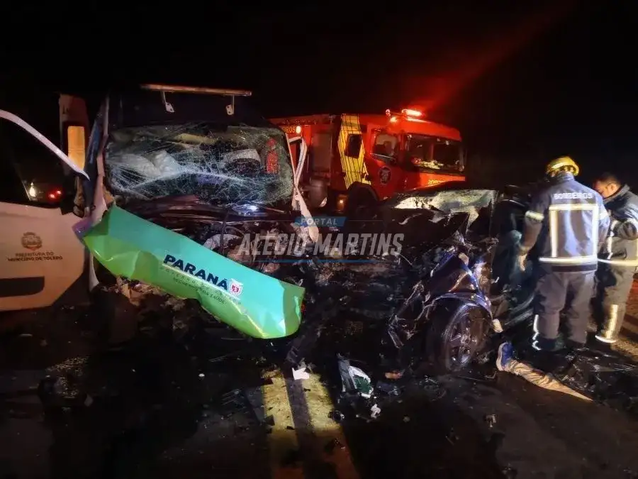 Motorista morre após colisão frontal entre carro e ambulância na PR-323