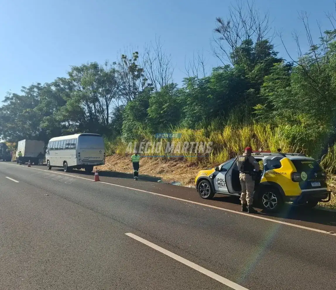Colisão traseira entre ônibus da Prefeitura de Doutor Camargo e caminhão é registrada na PR-323 em Paiçandu