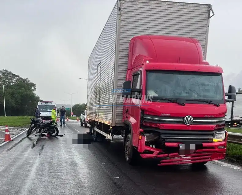 Motociclista morre após grave acidente entre moto e caminhão na manhã desta sexta-feira na PR-323