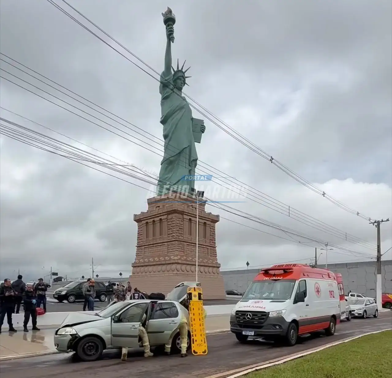 Acidente em frente à Havan deixa motorista e duas crianças feridas em Maringá