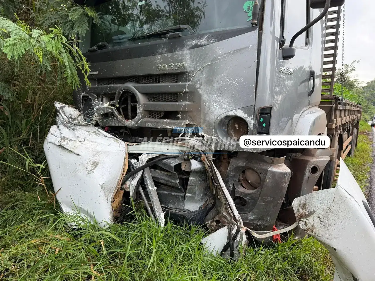 Pai presencia morte do próprio filho em violenta colisão frontal entre carro e caminhão em rodovia da região