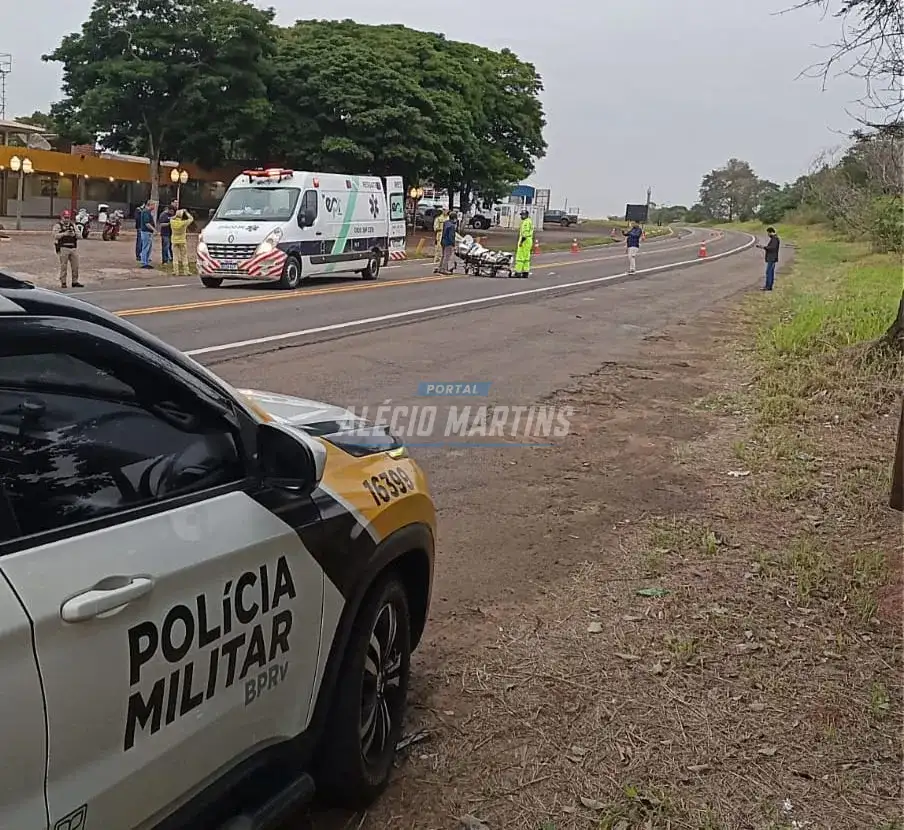 Carro invade a pista e colide contra moto; três ficam feridos na PR-323