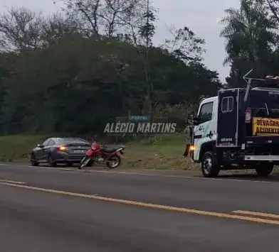 Mulher fica ferida após colisão de moto na traseira de carro na PR-323