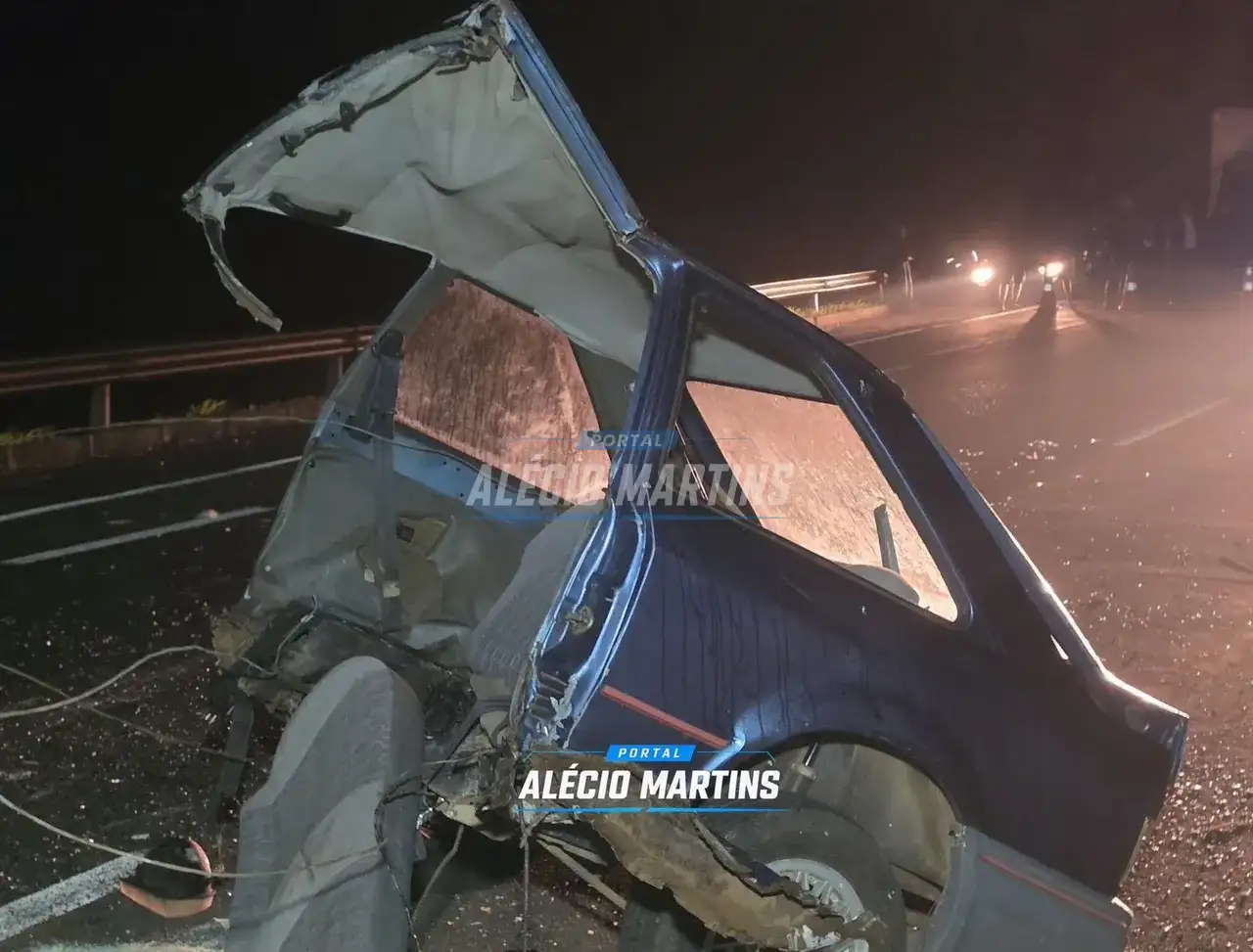 Carro parte ao meio após colisão com caminhonete na rodovia entre Maringá e Iguatemi