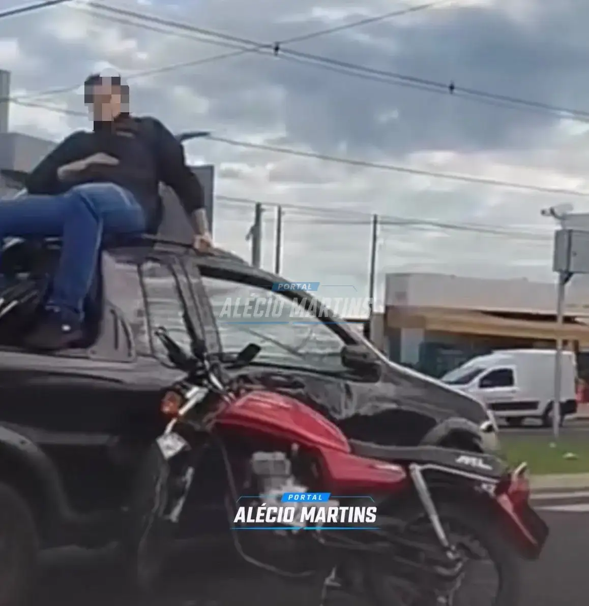 Motociclista para em cima de carro após acidente inusitado em cruzamento de Maringá