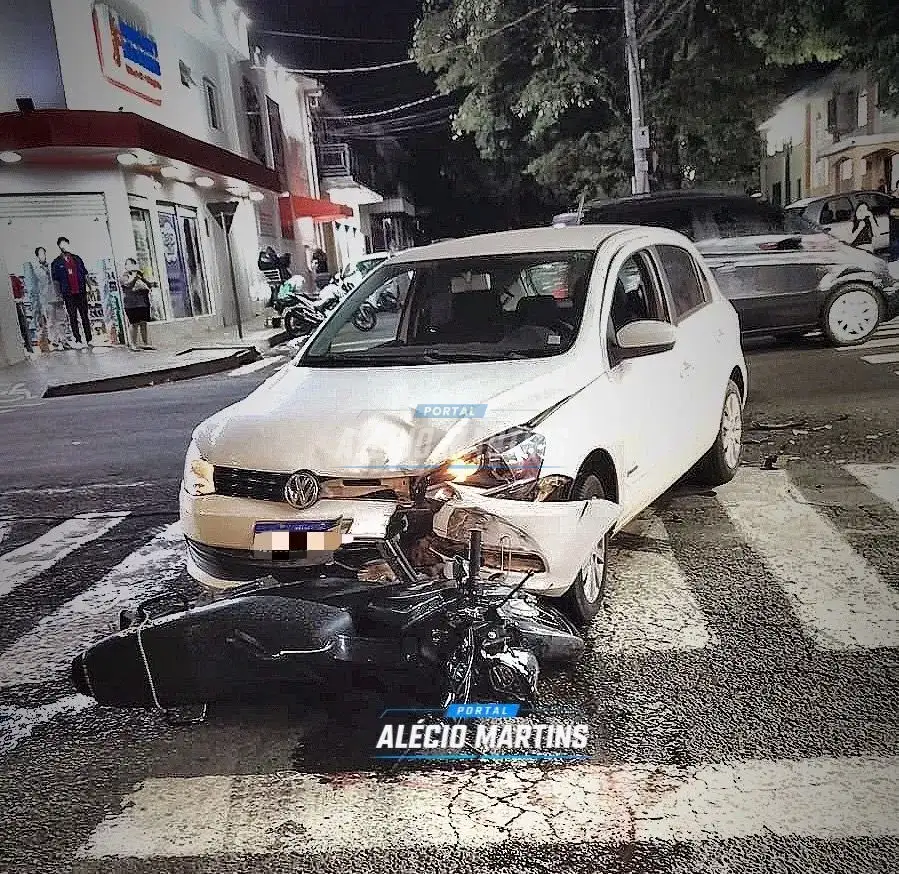 Adolescente de 15 anos pilotando moto sofre ferimentos graves após acidente em cruzamento da Avenida Silvio Alves